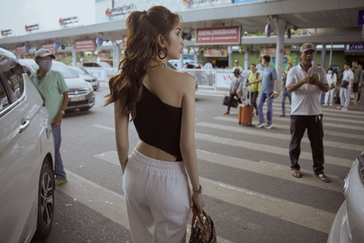 Tuy là vậy, Ngọc Trinh vẫn khéo léo tận dụng những khoảng hở vừa phải để khoe lợi thế thể hình.