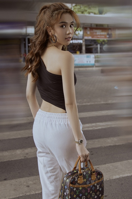 Trong dịp này thì là vòng eo "con kiến" trứ danh...