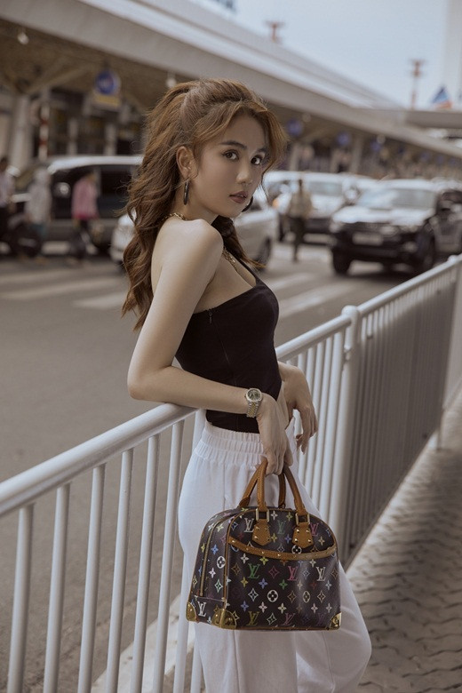 Chiếc áo đen bó sát cơ thể cắt lệch một bên vai và "lửng lơ" ở phần dưới giúp Ngọc Trinh khoe làn da trắng sứ cùng vòng 2 phẳng lỳ đáng ngưỡng mộ.