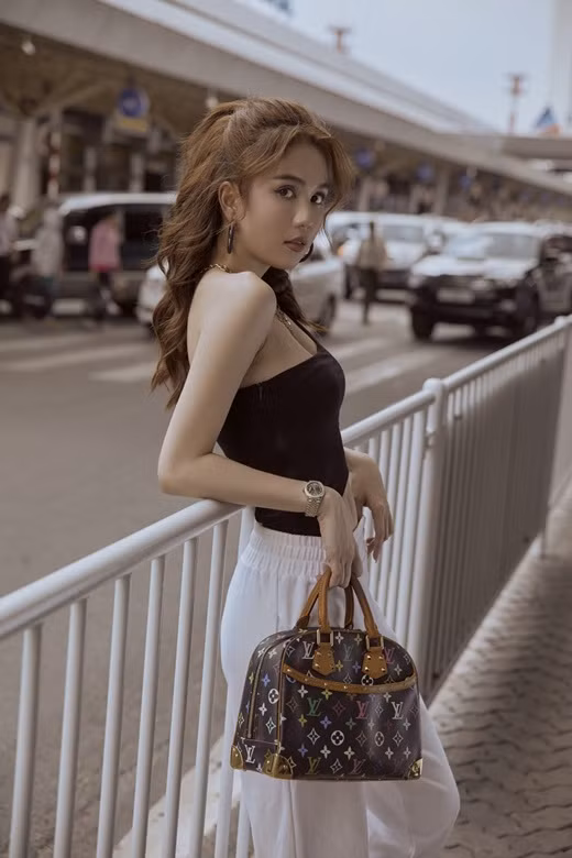 Chiếc áo đen bó sát cơ thể cắt lệch một bên vai và "lửng lơ" ở phần dưới giúp Ngọc Trinh khoe làn da trắng sứ cùng vòng 2 phẳng lỳ đáng ngưỡng mộ.