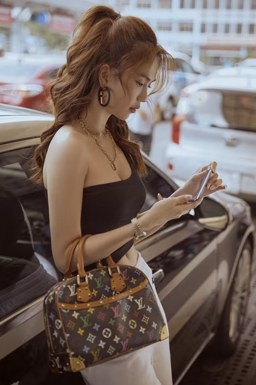 Ngọc Trinh thường gắn hình ảnh của mình với phong cách sexy, gợi cảm "hết nấc" nhưng riêng với thời trang sân bay thì thời gian gần đây cô nàng ưa chuộng sự năng động, trẻ trung nhiều hơn.