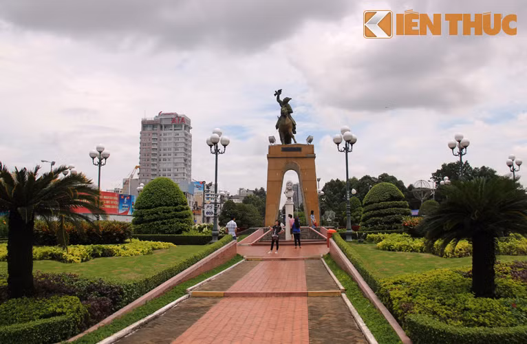 Tượng được xây dưng từ trước năm 1975 ngay tại trung tâm thành phố vốn là hình ảnh quen thuộc của người dân TP HCM.