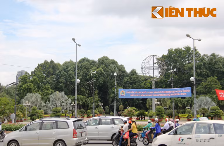 Hơn 50 cây xanh tại công viên 23/9 (cạnh chợ Bến Thành) cũng sẽ được bứng hạ và di dời để phục vụ thi công công trình ga ngầm tuyến đường sắt đô thị.