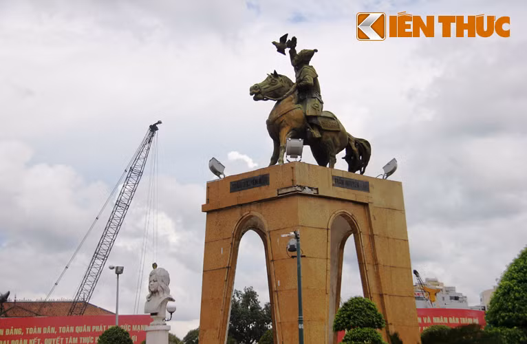 Để thực hiện dự án xây dựng hầm ngầm nhà ga tuyến đường sắt đô thị Bến Thành- Suối Tiên (Metro), các ngành chức năng TP đã quyết định di dời tượng đài về công viên Phú Lâm, quận 6.