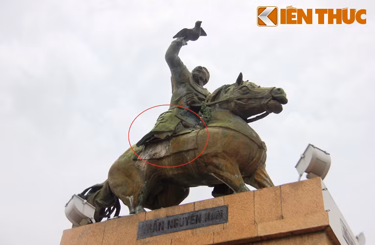 "Có thể đây là kế hoạch của thành phố nên dù một chân của tượng đài bị gãy hơn một năm qua mà không được sửa chữa", anh Long, một người dân sống ở phường Bến Thành chia sẻ.