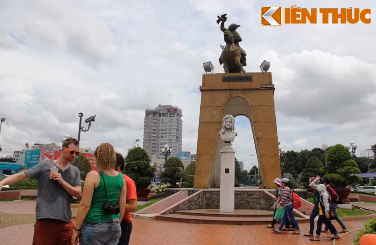 Những ngày qua, rất đông du khách quốc tế và người dân Sài Gòn đến ngắm nhìn, ghi lại hình ảnh cạnh tượng đài trước thời khắc di dời.