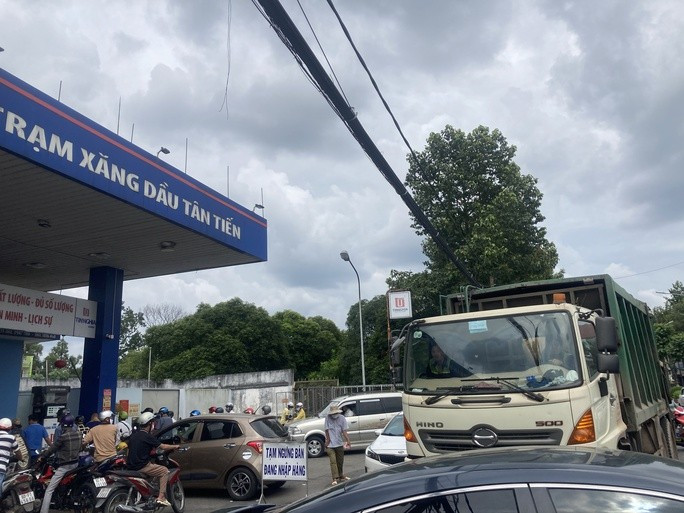 Bien bao het xang “doc nhat vo nhi” o Dong Nai-Hinh-10