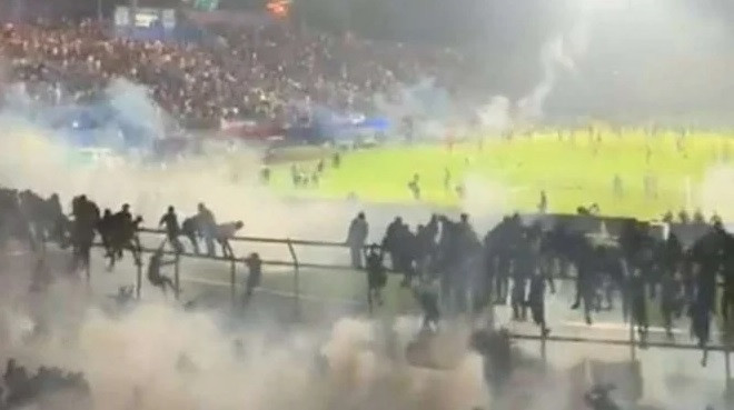 Nguyen nhan dau long dan den tham kich cua bong da Indonesia