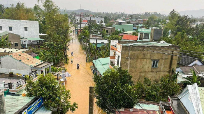 Mua nhu trut nuoc, lu bua vay nhieu noi o Da Nang, Quang Nam