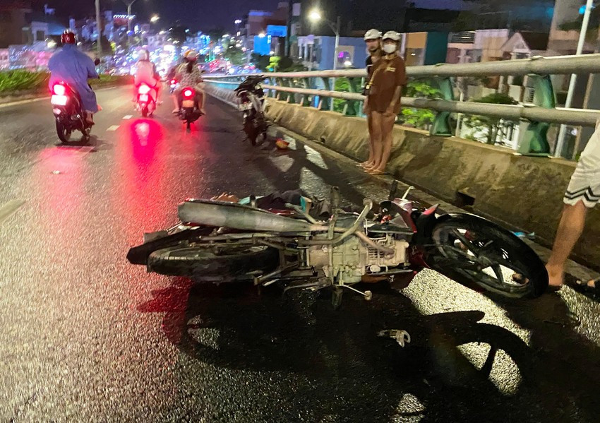 Xe khach tong hang loat lam nhieu nguoi thuong vong-Hinh-4