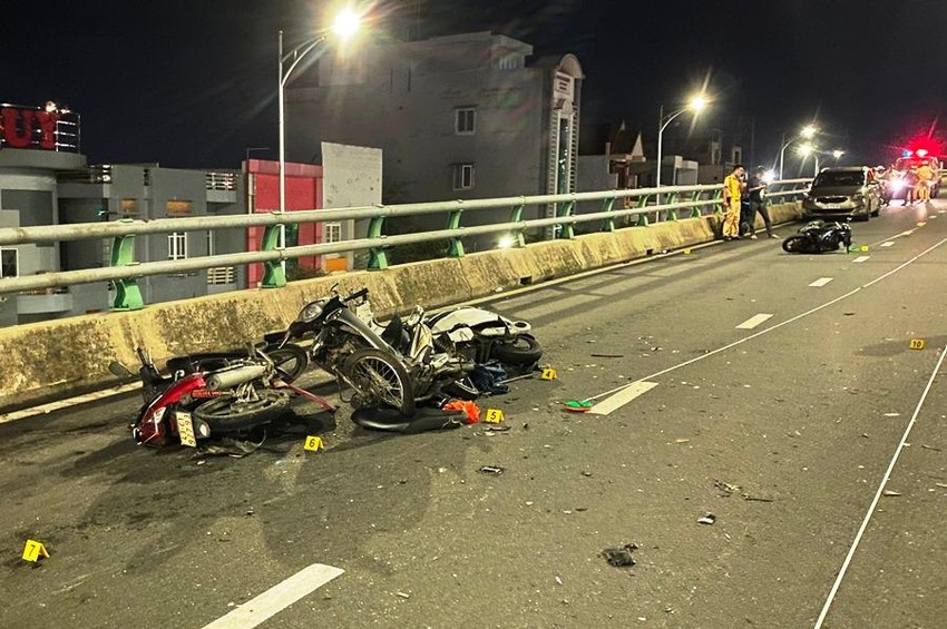 Xe khach tong hang loat lam nhieu nguoi thuong vong-Hinh-3