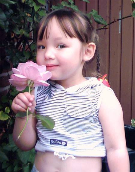 Cô bé đáng yêu còn "cưa đổ" các fan một lần nữa khi khoe bức ảnh cực đáng yêu khi còn nhỏ của mình. Bức ảnh này nhận được hơn 3000 nghìn lượt like trên Facebook.