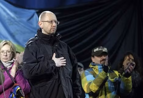 Thủ lĩnh biểu tình thân Liên minh châu Âu (EU) Arseniy Yatsenyuk tại quảng trường Độc lập ngày 26/2. Ảnh: AP.