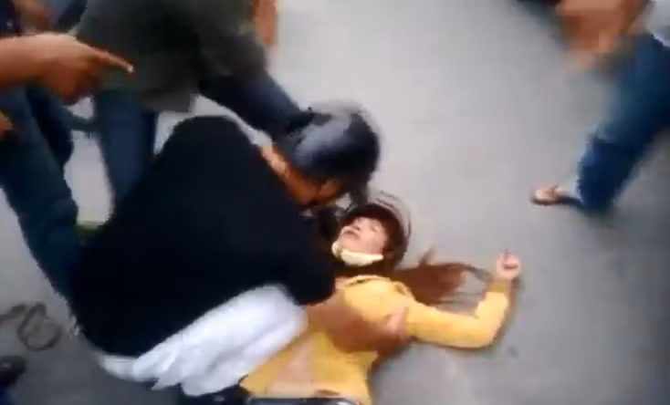 Phan no canh danh vo da man den ngat xiu giua duong TP.HCM-Hinh-3