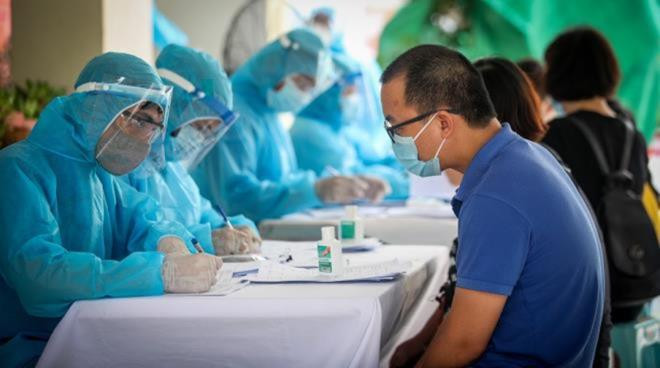 Nhan vien giao pizza mac COVID-19 o Ha Noi tien luong nang