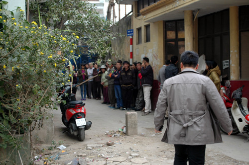 Nam thanh niên cướp của giết người đi xe máy có 2 mũ bảo hiểm. Ảnh: lối vào nhà nạn nhân.