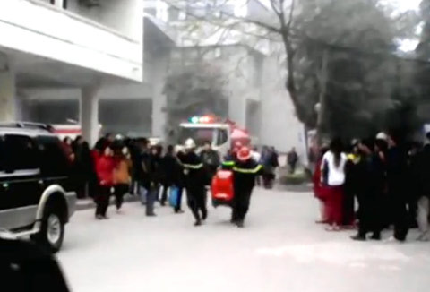 Sau khoảng 60 phút "chiến đấu với giặc lửa", lực lượng chức năng cơ bản khống chế được đám cháy. Nguyên nhân cháy vừa được xác định là chập điện.