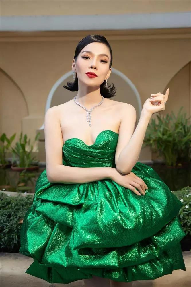 Le Quyen mac bikini bi che phu phang 