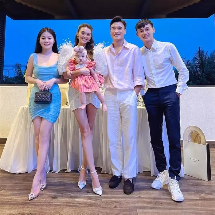 Ban than vo tinh lo chuyen vo moi cuoi Bui Tien Dung dang mang thai