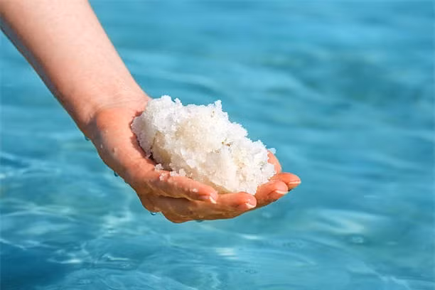 O giua Bien Chet co mot hon dao ky dieu trang tinh nhu tuyet-Hinh-2