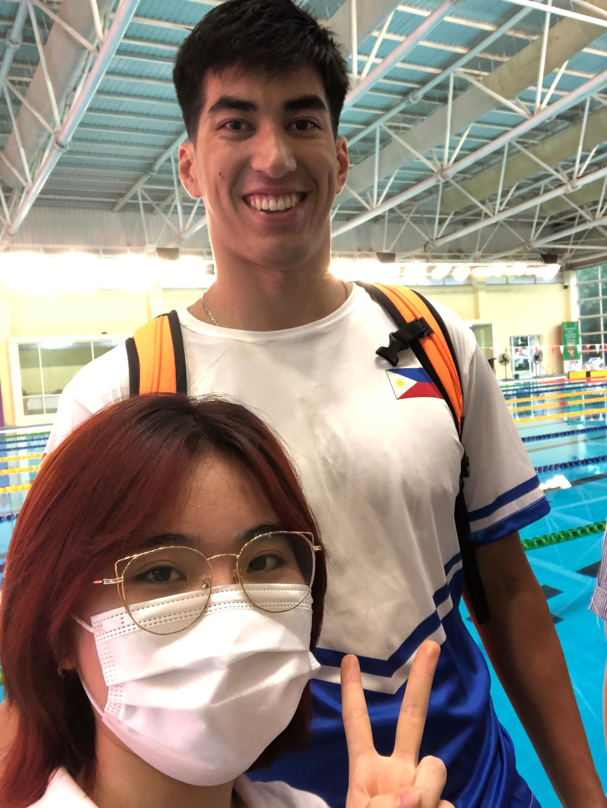 Fan nu cho hang gio de chup anh cung VDV boi nguoi Thai Lan-Hinh-2