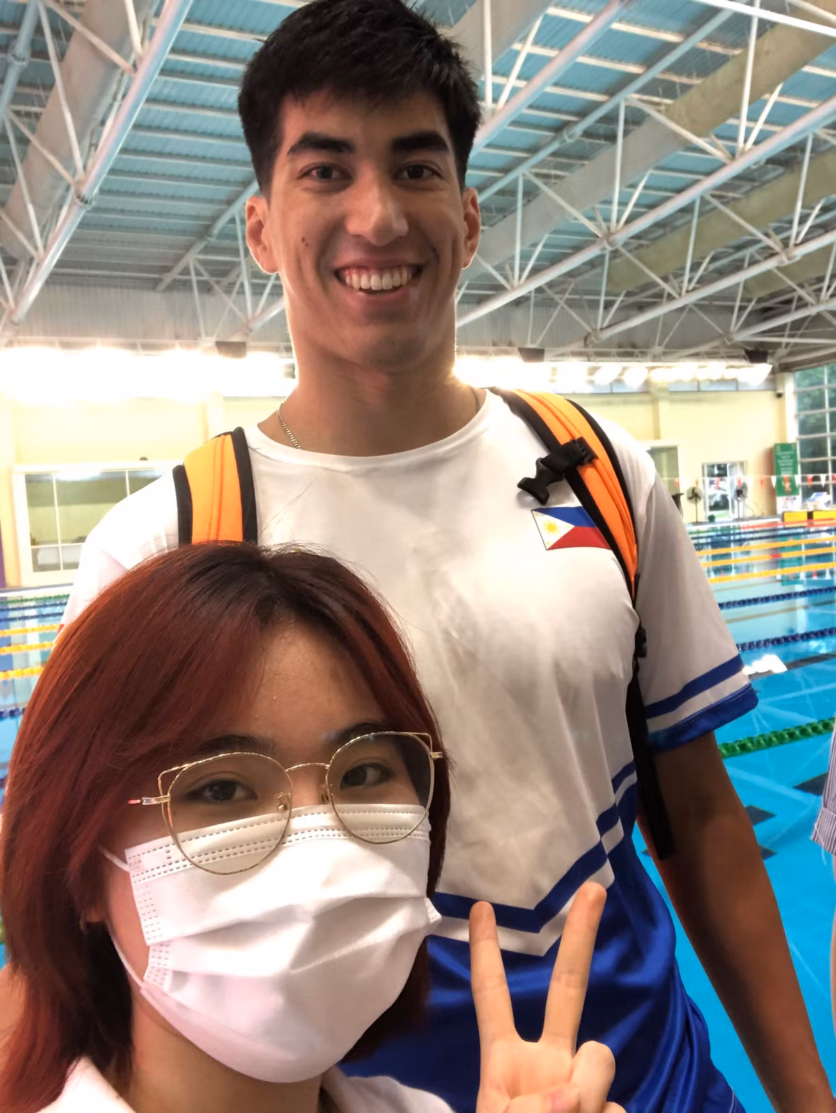 Fan nu cho hang gio de chup anh cung VDV boi nguoi Thai Lan-Hinh-2