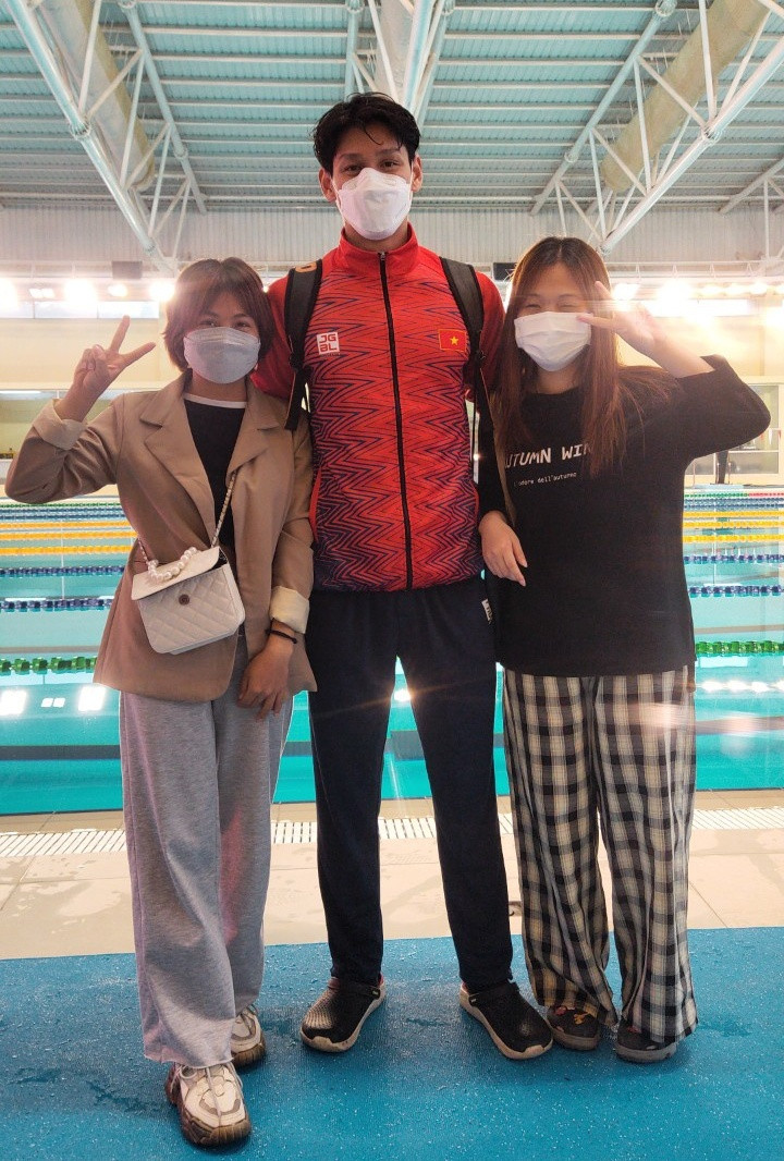 Fan nu cho hang gio de chup anh cung VDV boi nguoi Thai Lan-Hinh-3