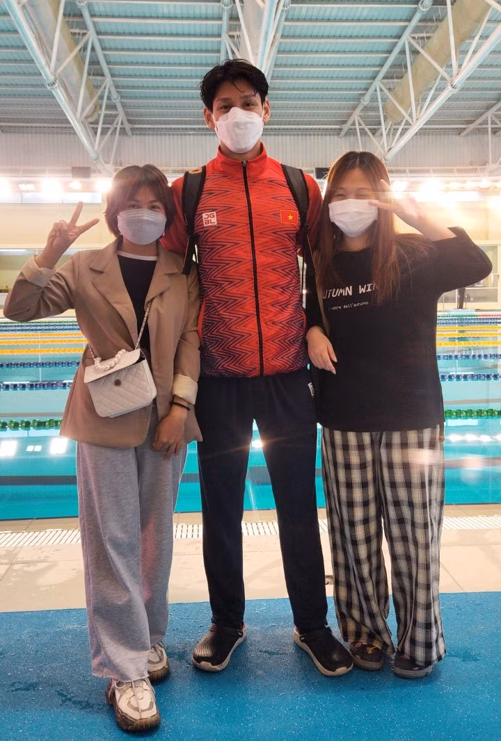 Fan nu cho hang gio de chup anh cung VDV boi nguoi Thai Lan-Hinh-3