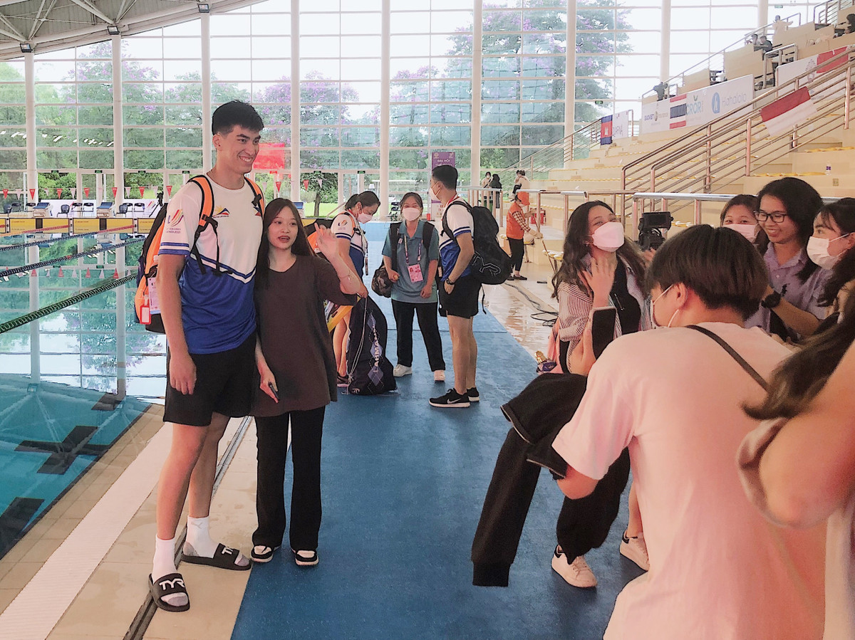 Fan nu cho hang gio de chup anh cung VDV boi nguoi Thai Lan-Hinh-5