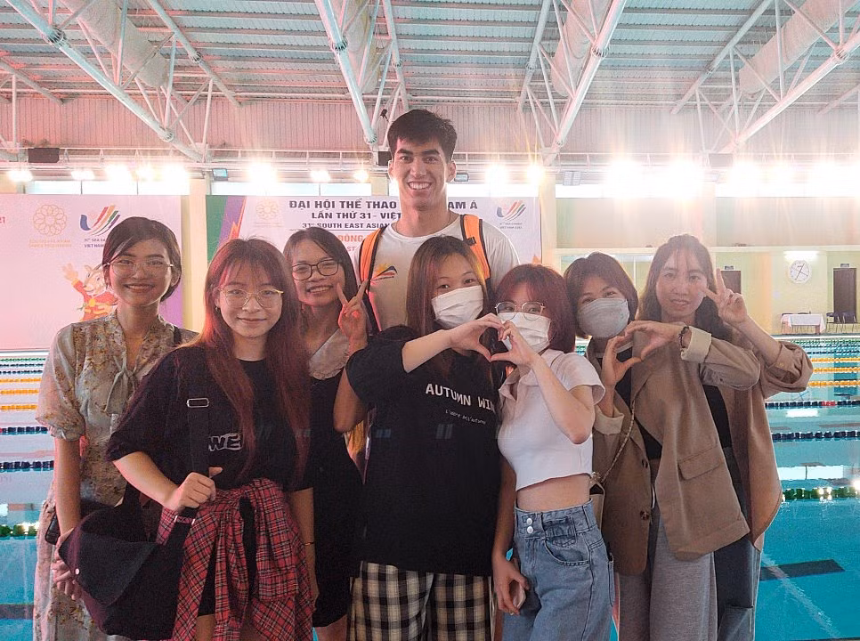 Fan nu cho hang gio de chup anh cung VDV boi nguoi Thai Lan-Hinh-6