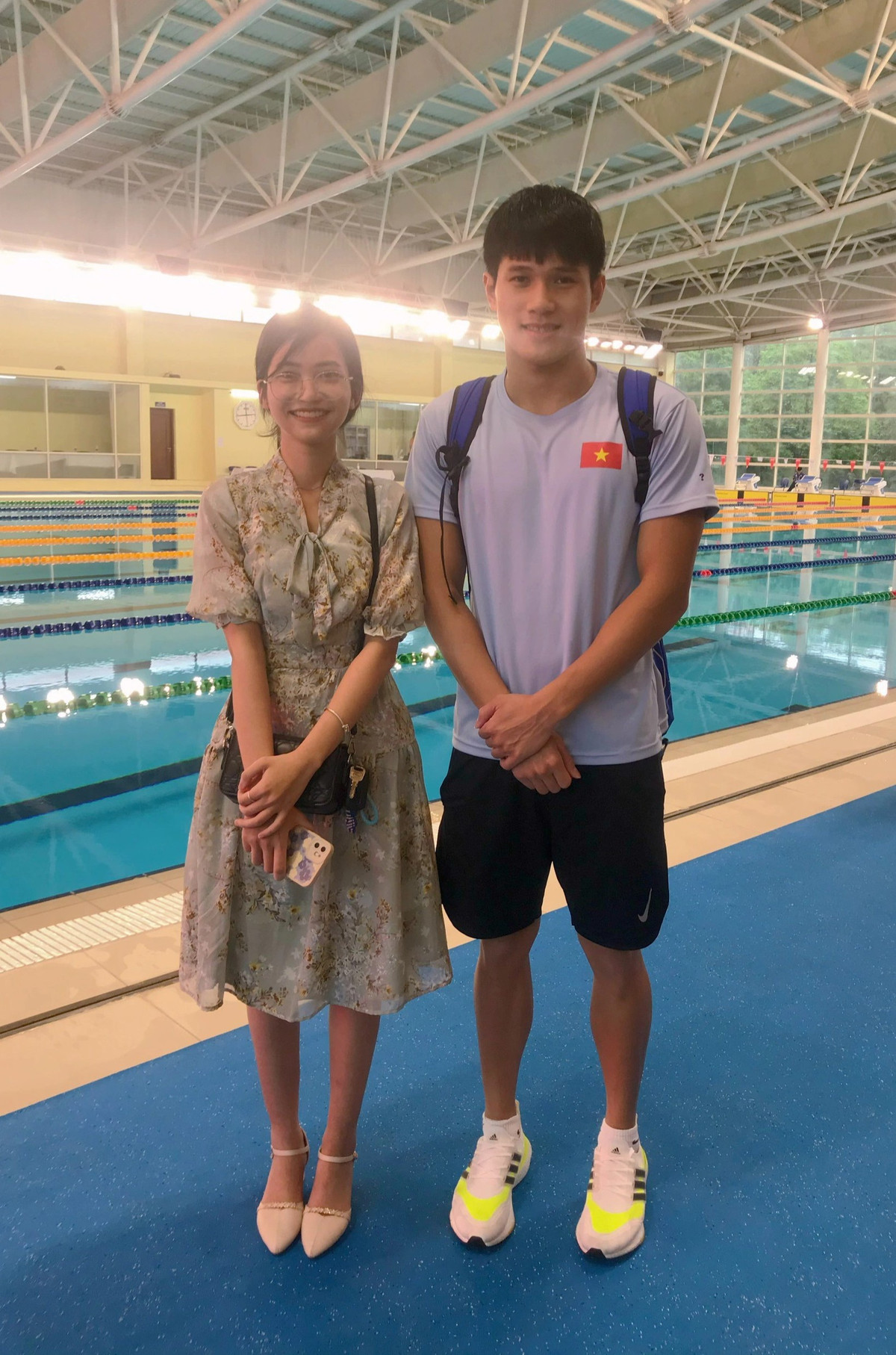 Fan nu cho hang gio de chup anh cung VDV boi nguoi Thai Lan-Hinh-4