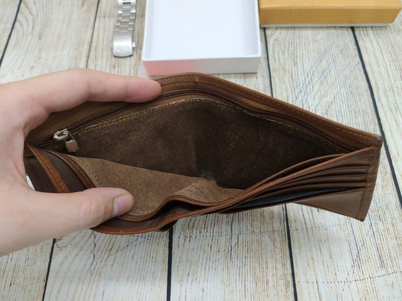  Ví tiền. Người ta thường coi ví tiền chính là biểu tượng của sự giàu có, bởi vì nó đựng tiền. Cho nên nếu như chúng ta cứ vô ý tặng chúng đi thì có nghĩa tự bản thân đã ném tiền của mình ra ngoài cửa sổ.