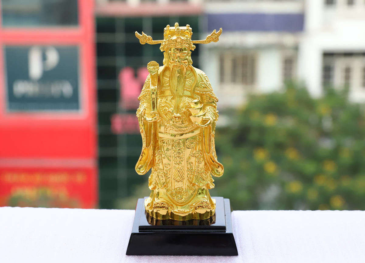 Tượng Thần tài. Người ta thường thờ Thần tài để cầu mong sự giàu có, sung túc trong gia đình. Thế nên Thần tài chính là vận tiền tài của gia đình. Nếu bạn mang Thần tài đi tặng thì gia đình có nguy cơ lâm vào cảnh bần hàn.