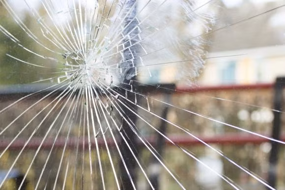 Gương vỡ. Từ xa xưa, người ta đã coi gương vỡ là biểu tượng của sự xui xẻo. Những chiếc gương bị nứt, vỡ thì không nên giữ trong nhà. Hãy nhanh chóng bỏ chúng đi và thay bằng chiếc gương mới lành lặn. 