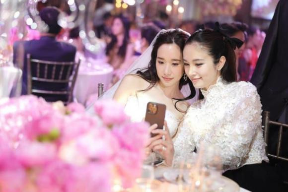 tuổi 36, Nong Poy vẫn luôn là quý cô tích cực và tràn đầy năng lượng trên mạng xã hội. Có lẽ tinh thần thoải mái, không cầu kì đó đã được thể hiện phần nào qua outfit cô mặc mỗi ngày.