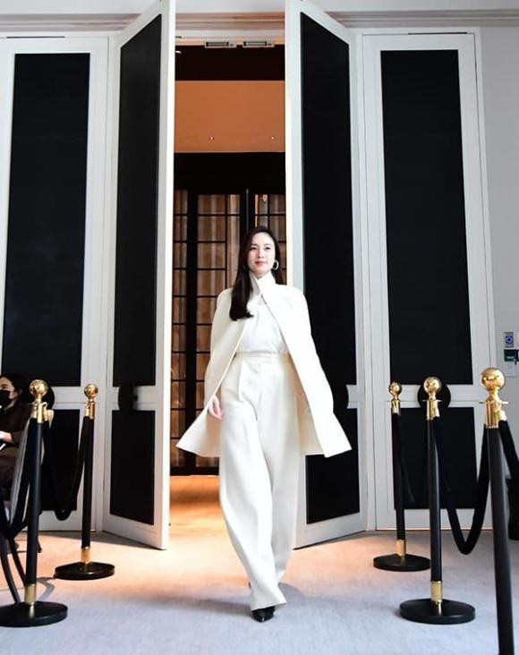 Mới đây, truyền thông Thái Lan vừa cập nhật các hình ảnh mới nhất của người đẹp Nong Poy khi cô tham dự sự kiện. Ngay lập tức, giao diện đẹp cùng gout thời trang sang chảnh, quyến rũ của cô nàng nhanh chóng thu hút sự chú ý của công chúng.