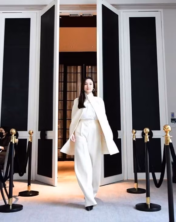 Nhan sac 'Hoa hau Chuyen gioi dep nhat Thai Lan' Nong Poy tuoi 36