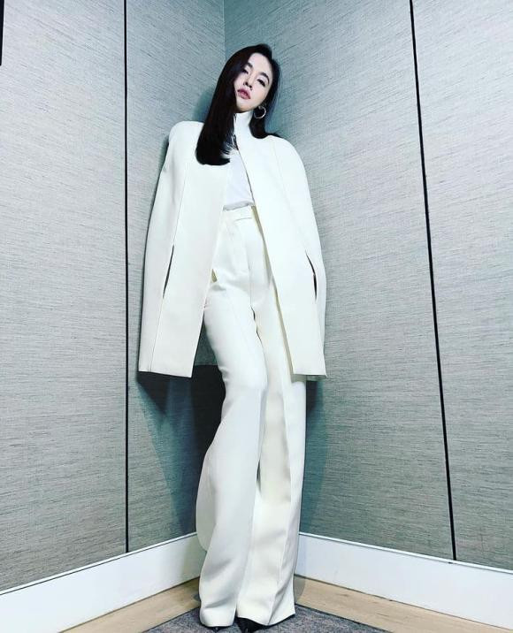 iễn viên, người mẫu và cựu Hoa hậu Chuyển giới 36 tuổi nhận nhiều khen ngợi nhan sắc lẫn phong cách thời trang. Các khán giả nhận xét lối trang điểm tự nhiên tôn vẻ ngọt ngào của Nong Poy.