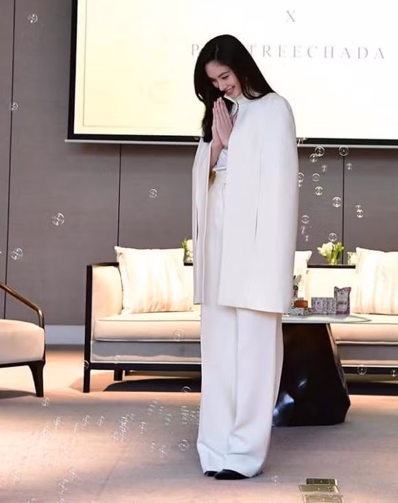 Trên các fanpage, nhiều khán giả cho biết ấn tượng với phong thái tự nhiên, nụ cười của Nong Poy.