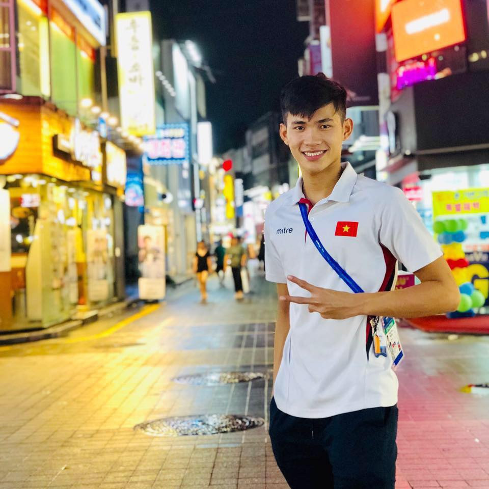 Phạm Thanh Bảo sinh năm 2001 tại Bến Tre, hiện là VĐV của Trung tâm huấn luyện thể thao quốc gia ở Cần Thơ. Ngoài tài năng bơi lội, Thanh Bảo còn có vẻ ngoài sáng sủa với chiều cao 1,75 m. Ảnh: FBNV.