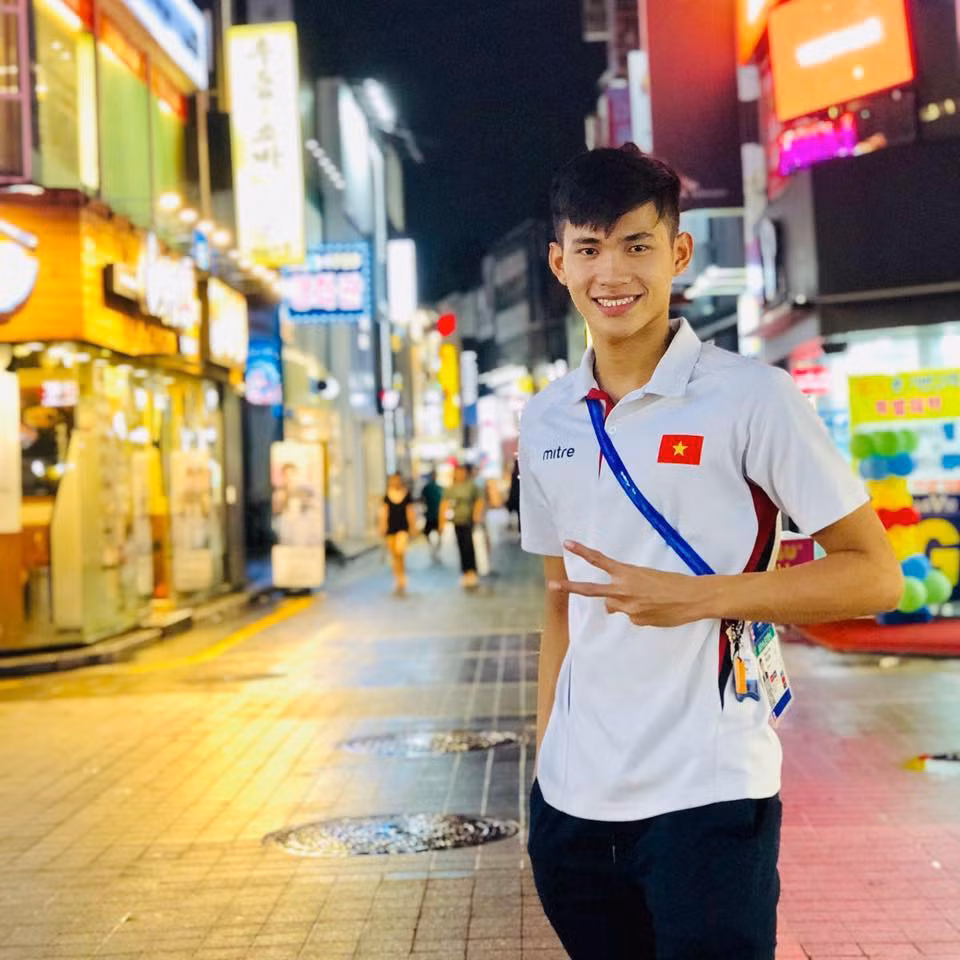 Phạm Thanh Bảo sinh năm 2001 tại Bến Tre, hiện là VĐV của Trung tâm huấn luyện thể thao quốc gia ở Cần Thơ. Ngoài tài năng bơi lội, Thanh Bảo còn có vẻ ngoài sáng sủa với chiều cao 1,75 m. Ảnh: FBNV.