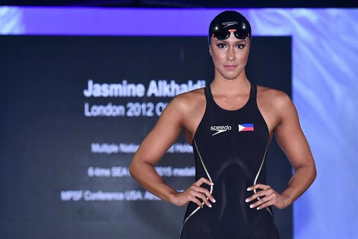 Alkhaldi có mẹ là người Philippines và cha là người Saudi Arabia. Cô có một anh trai và một em gái. Alkhaldi theo học Đại học Hawaii, nơi cô tốt nghiệp năm 2016 với bằng kinh doanh chuyên ngành quản lý và tiếp thị. Ảnh: Swimming World.