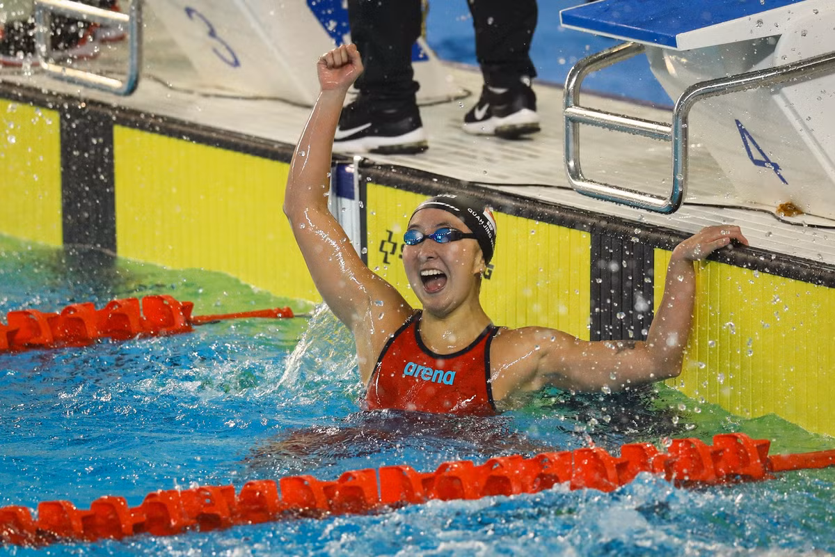 Tại đại hội thể thao lần này, Quah Jing Wen vừa giành thêm một HCV ở 200 m hỗn hợp cá nhân. Còn Quah Ting Wen (100 m tự do nữ) và Quah Zheng Wen (100 m bơi ngửa nam) cũng giành HCV trong cùng ngày 14/5. Ảnh: Minh Chiến.