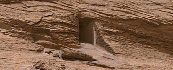 Cụ thể, cấu trúc kỳ lạ trên được tàu thám hiểm tự hành Curiosity chụp vào "ngày Sao Hỏa thứ 3466". Khi nhìn kỹ, cấu trúc này trông giống như một cánh cửa được khoét vào núi đá, hầm mỏ... ở trên Trái Đất. Từ đây, một số người cho rằng đó có thể là cánh cửa vào nhà của người ngoài hành tinh. Theo quan điểm này, sinh vật ngoài Trái đất từng trú ngụ trên sao Hỏa.