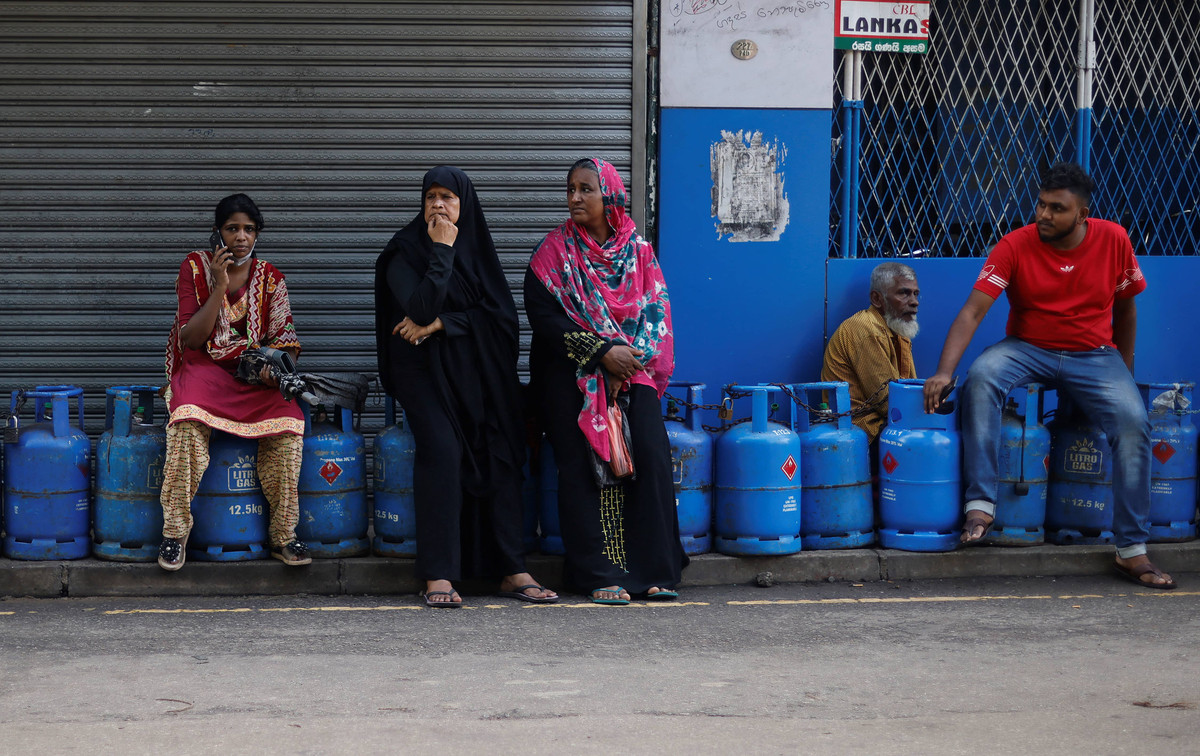Người dân xếp bình gas thành hàng dài, chờ đợi trước một trung tâm phân phối ở thủ đô Colombo vào ngày 20/5.