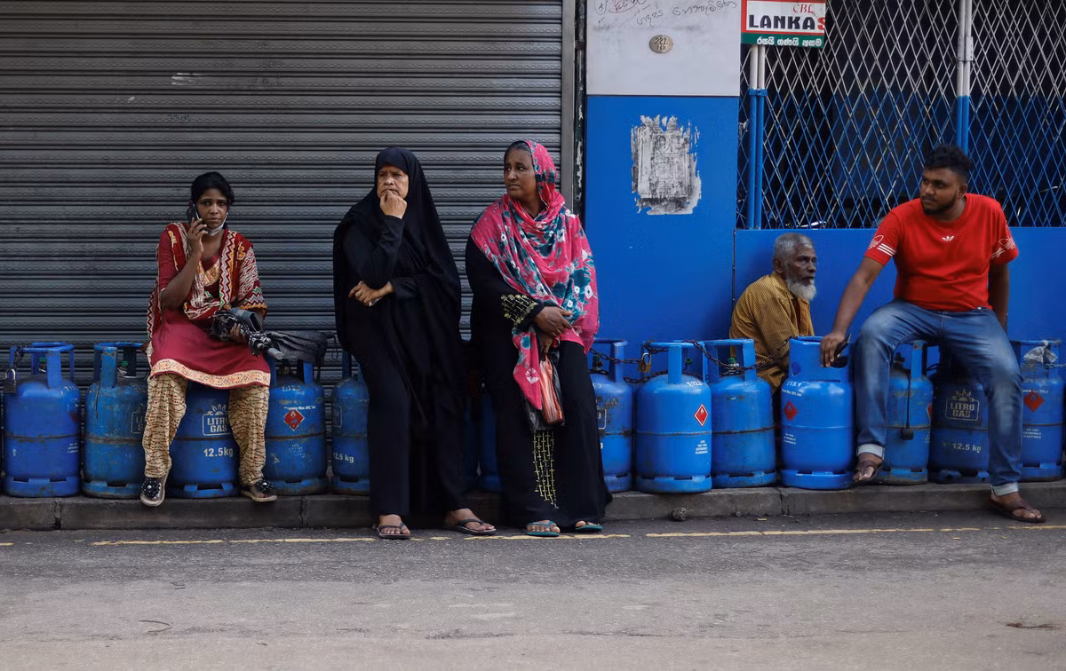 Người dân xếp bình gas thành hàng dài, chờ đợi trước một trung tâm phân phối ở thủ đô Colombo vào ngày 20/5.