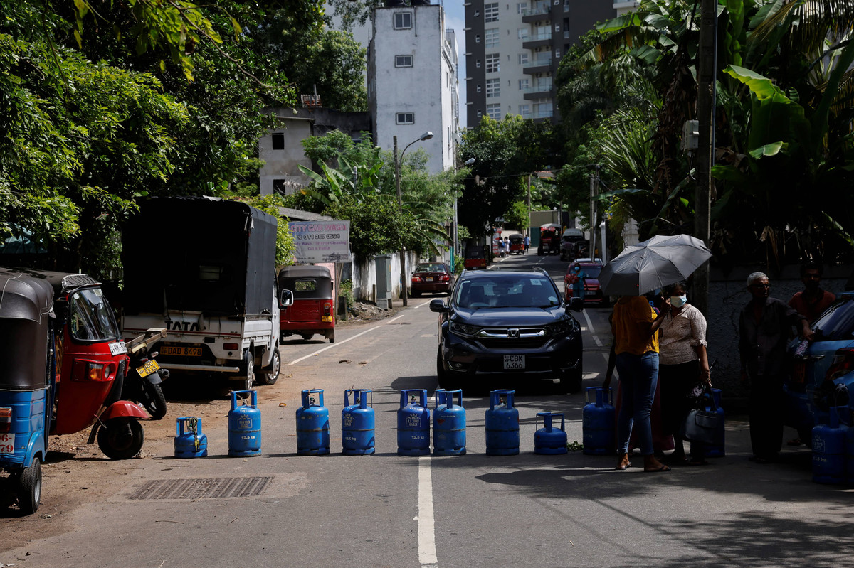 Thủ tướng Sri Lanka Ranil Wickremesinghe hôm 20/5 cũng cảnh báo về tình trạng khan hiếm lương thực tại quốc đảo này, và cam kết nhập khẩu đủ phân bón cho vụ gieo trồng tiếp theo để tăng năng suất, đáp ứng nhu cầu lương thực của 22 triệu dân. Trong ảnh, cư dân địa phương dùng bình gas rỗng để chặn một con đường ở thủ đô Colombo, nhằm phản đối sự chậm trễ phân phối khí đốt trong khu vực.