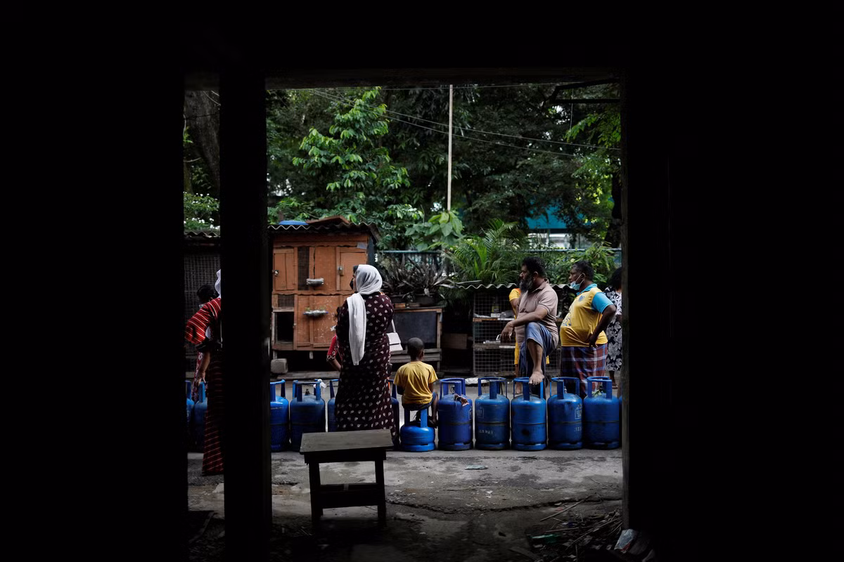 Theo đó, Bộ Hành chính công Sri Lanka yêu cầu các công chức, ngoại trừ những người đang duy trì các dịch vụ thiết yếu, không đến làm việc vào ngày 20/5, "vì tình trạng thiếu nhiên liệu hiện nay và các vấn đề trong hệ thống phương tiện giao thông" trên toàn quốc, Time of India đưa tin. Trước tình hình này, Nhật Bản - quốc gia có quan hệ kinh tế lâu năm với hòn đảo - cho biết sẽ cung cấp khoản viện trợ khẩn cấp gồm thuốc men và thực phẩm, trị giá 3 triệu USD cho Sri Lanka.