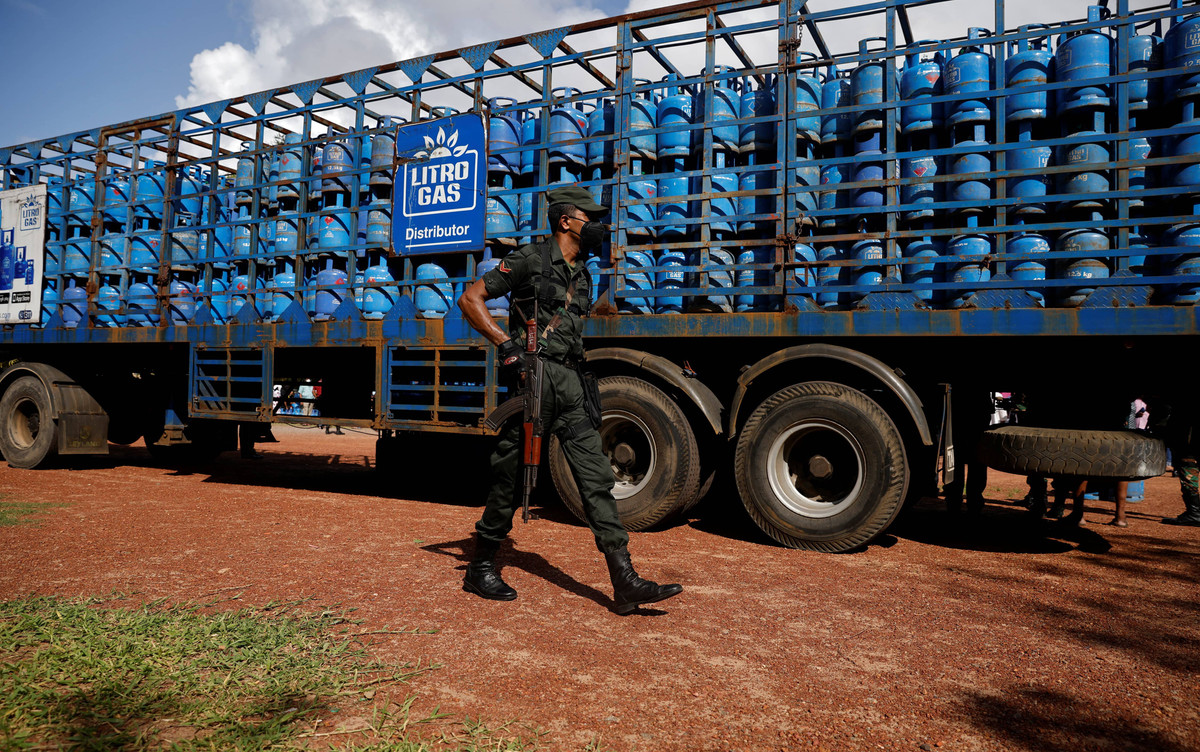 “Không có khí đốt, dầu hỏa, chúng tôi không thể làm gì được. Cuối cùng, không có thức ăn, chúng tôi sẽ chết. Điều đó chắc chắn sẽ xảy ra", Shazly cho biết. Trong ảnh, một người lính canh gác xung quanh xe chở nhiên liệu trước khi phân phát cho người dân.