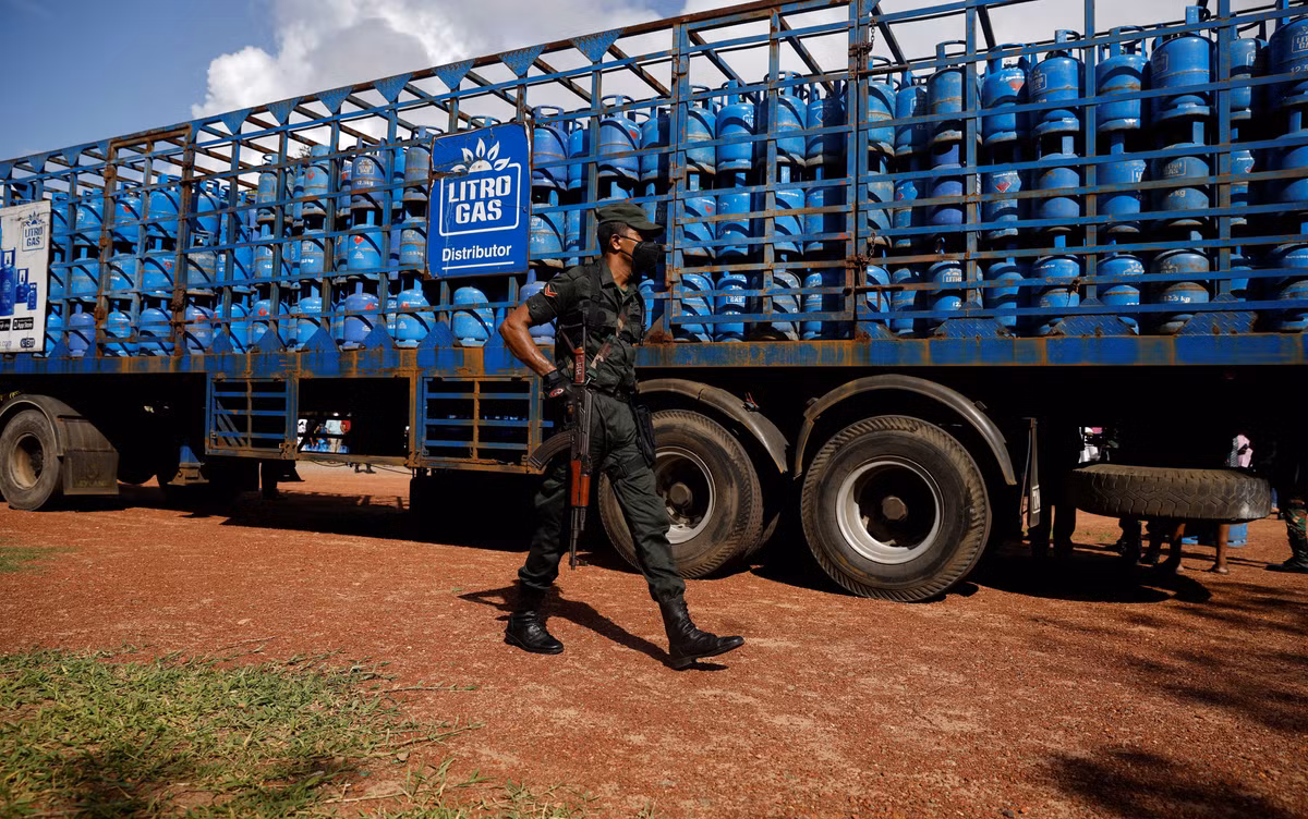 “Không có khí đốt, dầu hỏa, chúng tôi không thể làm gì được. Cuối cùng, không có thức ăn, chúng tôi sẽ chết. Điều đó chắc chắn sẽ xảy ra", Shazly cho biết. Trong ảnh, một người lính canh gác xung quanh xe chở nhiên liệu trước khi phân phát cho người dân.